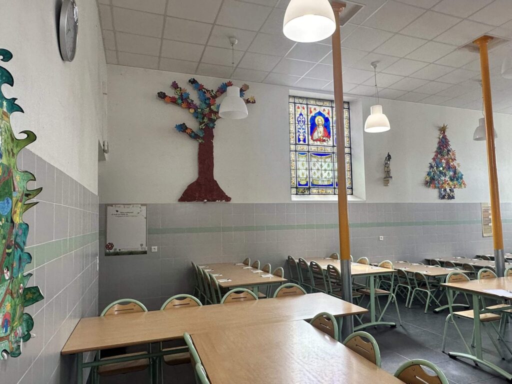 Cantine scolaire et son vitrail - Ecole Sainte Jeanne d'Arc de Gagny (93)